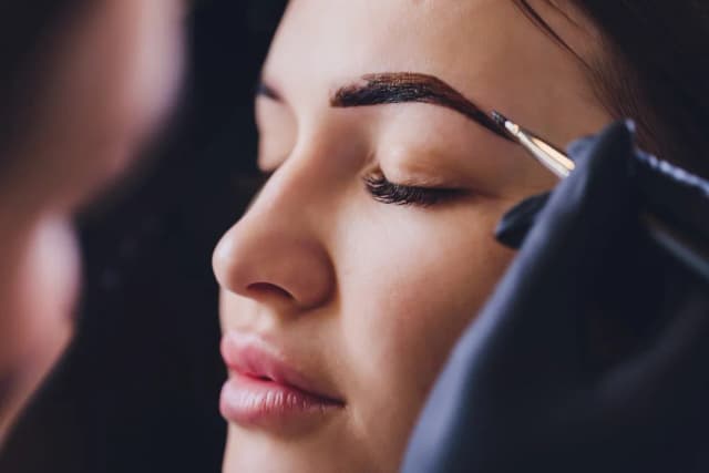 Jak długo utrzymuje się brow henna? Sprawdź, co warto wiedzieć Jak długo utrzymuje się brow henna? Sprawdź, co warto wiedzieć