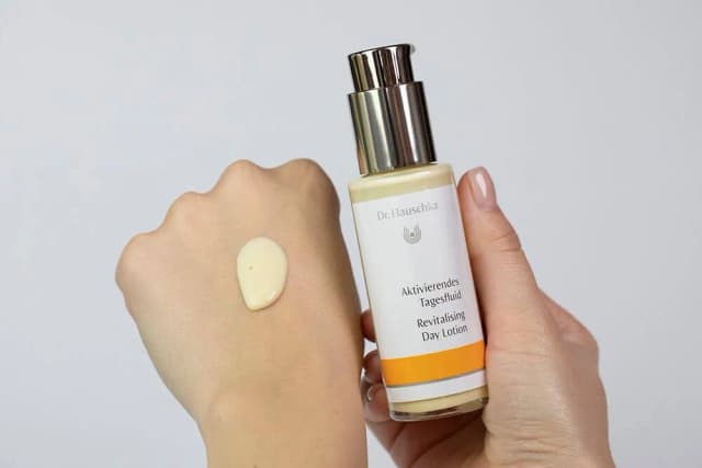 Dr. Hauschka maseczka rewitalizująca - skuteczna pielęgnacja dla każdej cery Dr. Hauschka maseczka rewitalizująca - skuteczna pielęgnacja dla każdej cery