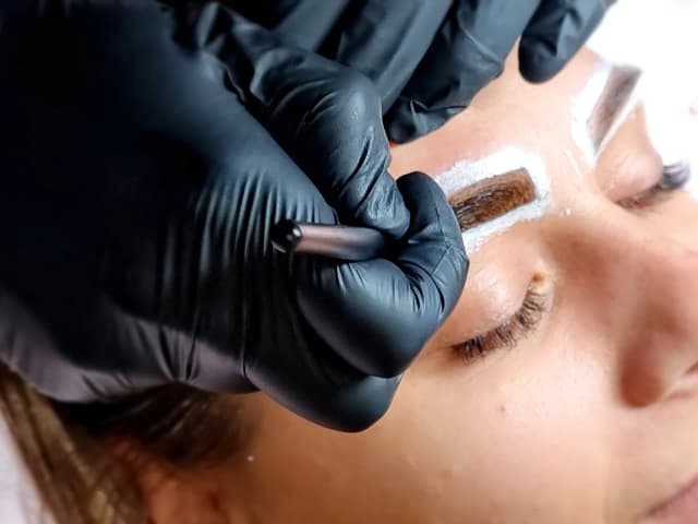Czym się różni henna pudrowa od farbki? Kluczowe różnice i efekty Czym się różni henna pudrowa od farbki? Kluczowe różnice i efekty
